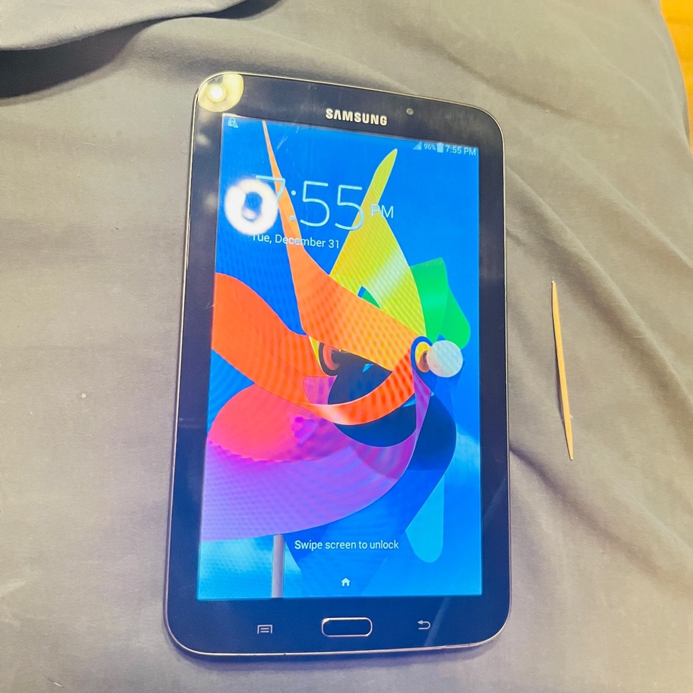 Samsung Galaxy 3 Tablet 7” 16GB WORKS FINE WE JUST DON’T USE IT ANYMORE
